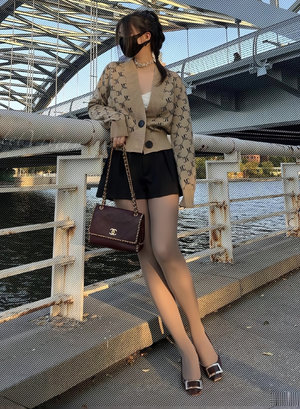 男人疯狂吮乳吃奶动图