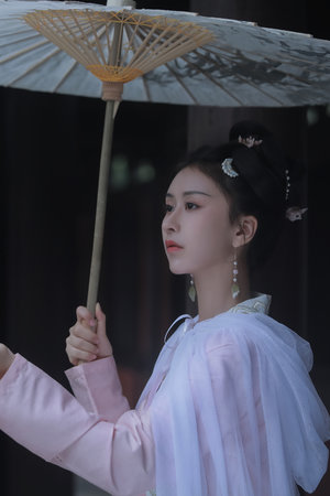 受戴着项圈锁链当宠物